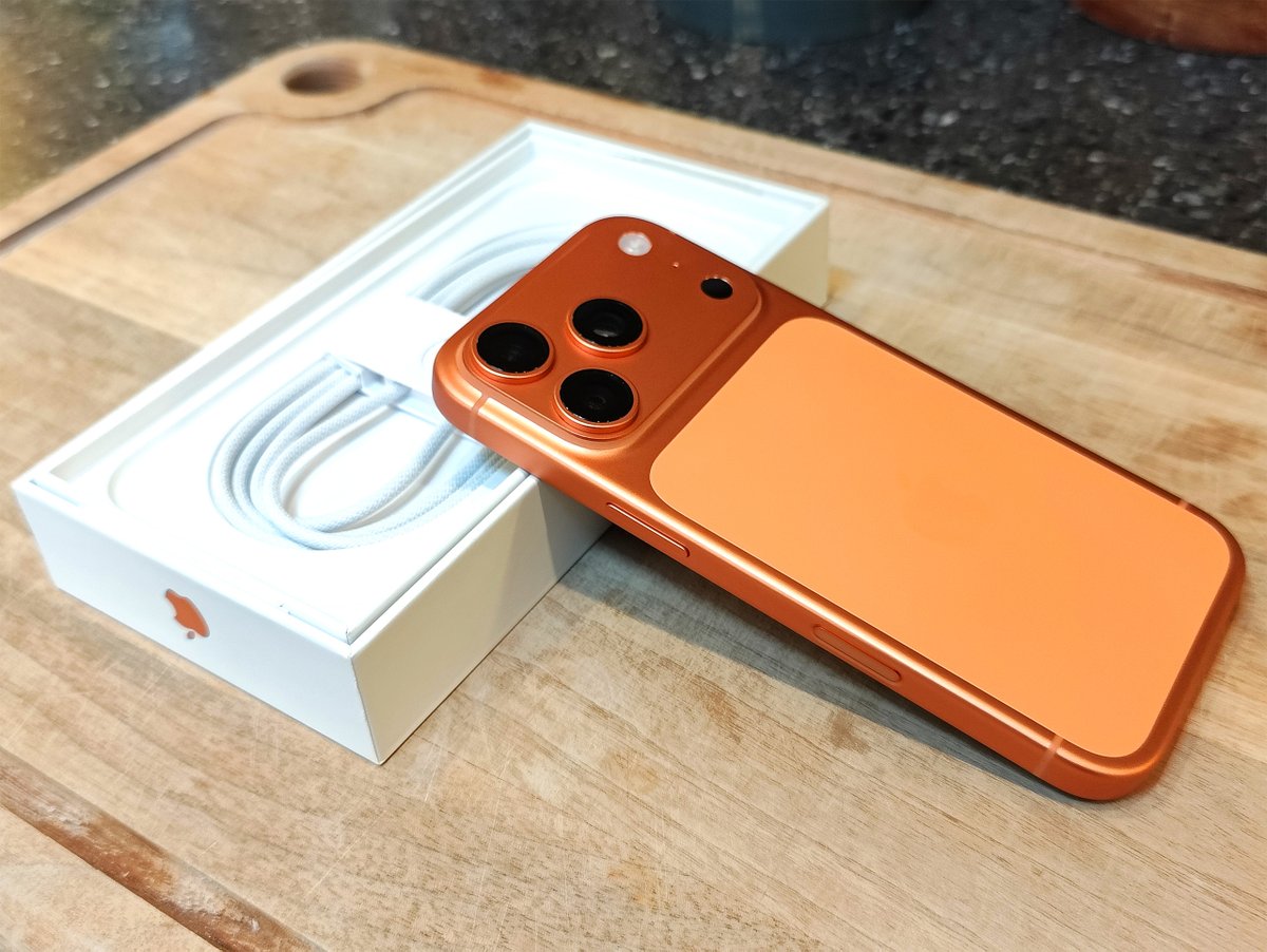 ClydeMachine's tweet photo. Having been an Android die-hard since day one, it's a very weird feeling to intentionally get an iPhone. Although it's gonna be a shift, at least I'm staying on-brand with the colour choice!

@b4k4_lit is this what they call growth? Or falling into the abyss? https://t.co/ztQTDECEnt