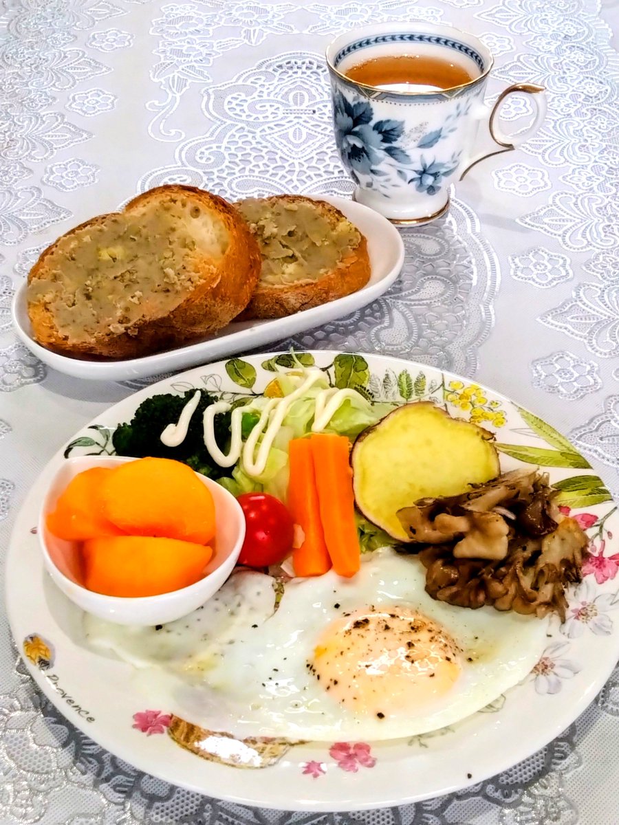 JJ9014meal's tweet photo. ☀朝ごパン☀
ひんやりする雨の朝です
皆さん体調にお気をつけください

栗のスプレッドと柿
秋ですね〜

#おうちごはん
#おうちモーニング https://t.co/HKADDcfwPZ