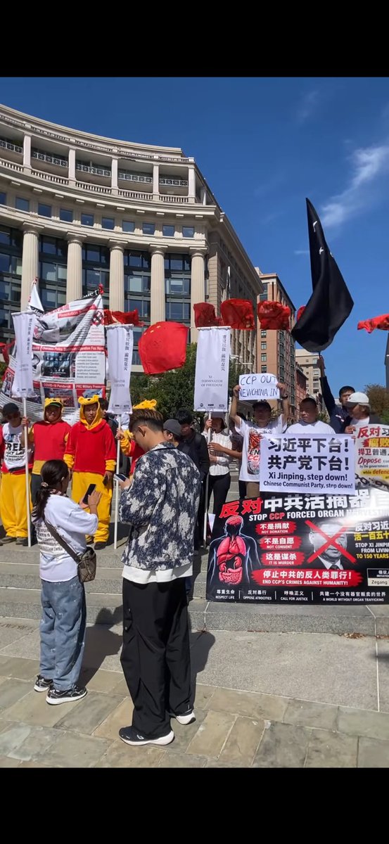 lonergb's tweet photo. On September 25, 2026, several pro-democracy groups gathered in front of the National Archives Building in the United States to protest Chinese Communist Party chief Xi Jinping's visit to the U.S., shouting slogans demanding that Xi Jinping and the CCP step down.

The scene drew young people as well as middle-aged and elderly individuals. Some held aloft banners opposing the Chinese Communist Party, some called for attention to human rights issues in China, and others demanded the release of detained dissidents. 

Though possessing different backgrounds and political appeals, they stood together on the streets of Washington to publicly express their political views.
