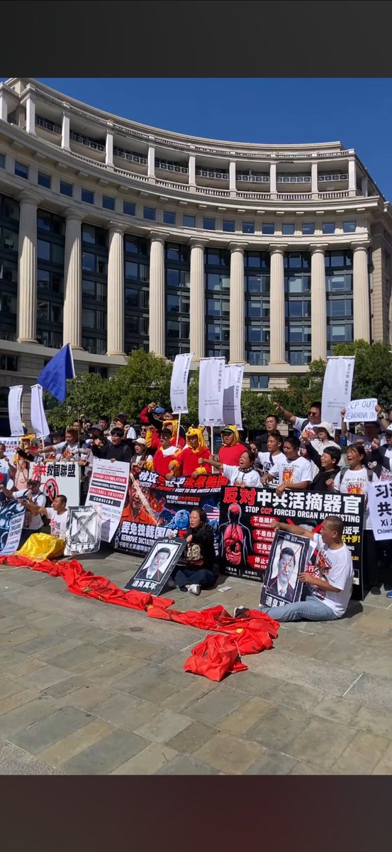 lonergb's tweet photo. On September 25, 2026, several pro-democracy groups gathered in front of the National Archives Building in the United States to protest Chinese Communist Party chief Xi Jinping's visit to the U.S., shouting slogans demanding that Xi Jinping and the CCP step down.

The scene drew young people as well as middle-aged and elderly individuals. Some held aloft banners opposing the Chinese Communist Party, some called for attention to human rights issues in China, and others demanded the release of detained dissidents. 

Though possessing different backgrounds and political appeals, they stood together on the streets of Washington to publicly express their political views.