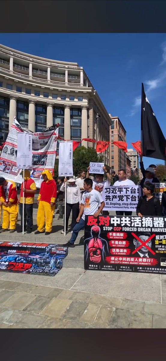 lonergb's tweet photo. On September 25, 2026, several pro-democracy groups gathered in front of the National Archives Building in the United States to protest Chinese Communist Party chief Xi Jinping's visit to the U.S., shouting slogans demanding that Xi Jinping and the CCP step down.

The scene drew young people as well as middle-aged and elderly individuals. Some held aloft banners opposing the Chinese Communist Party, some called for attention to human rights issues in China, and others demanded the release of detained dissidents. 

Though possessing different backgrounds and political appeals, they stood together on the streets of Washington to publicly express their political views.