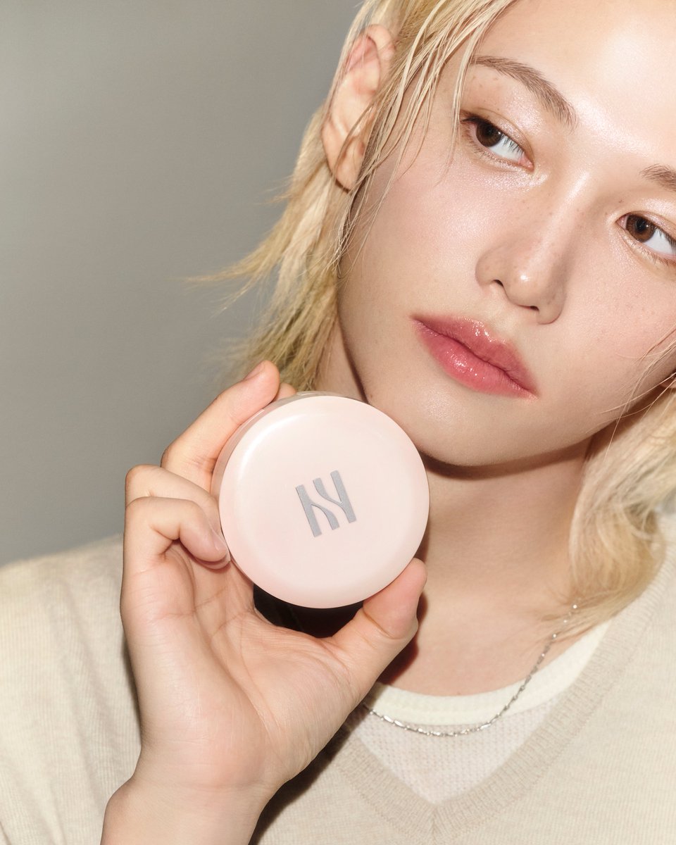 herabeauty_jp's tweet photo. Still glowing. The final touch.

輝く私を、諦めない
繊細なヴェールで、肌に宿る艶めきをコーティング
肌になめらかに溶け込み、光を操るグロウルースパウダー

✨ NEW
リフレクション スキングロウパウダー
2026.09.28 Mon. 全国発売
※一部店舗では発売日が異なります。
詳細は各店舗にてご確認ください。

#HERA #ヘラ #ヘラBeauty
#ReflectionSkinGlowPowder #澄艶肌