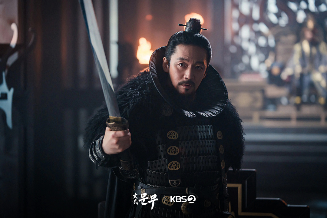 KBS_drama's tweet photo. [📸]

고구려의 전쟁 영웅에서 권력자로
삼국의 판도를 뒤흔드는 연개소문 장혁🔥

🏹 600년간 이어진 전쟁과 삼국 내부의 격변 속에서 승리를 위해 모든 것을 건 지도자들의 이야기를 그린 드라마

KBS 2TV 대하드라마 [문무]
11월 첫 방송

#KBS #문무 #이현욱 #장혁 #김강우 #박성웅 https://t.co/Cj1VTqToDb