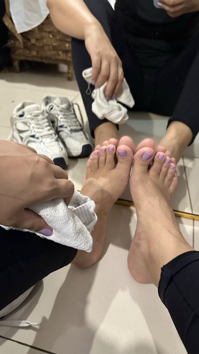 cibelefeet's tweet photo. Gravei um vídeo tirando o tênis depois desse dia quente 🥵
Deixei lá no meu grupo gratuito 👀

https://t.co/SVCgLlTbHz https://t.co/8G0h0ekrEe