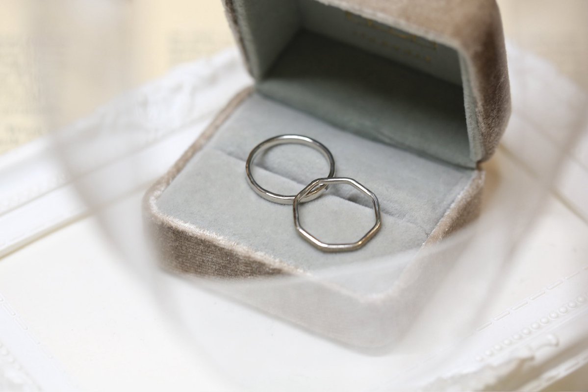 itoaware_nara's tweet photo. Platinum 900 💍

凛とした白い輝きが美しいプラチナ。
華やかすぎず、手元にすっとなじむ上品な色合いが魅力です。

毎日身につける結婚指輪にも、大切な節目を残すリングにも。

おふたりの想いを込めて模様を刻んだ、世界にひとつだけの指輪をつくりませんか？🔨🤍

#結婚記念日 https://t.co/XOD94aeCC4