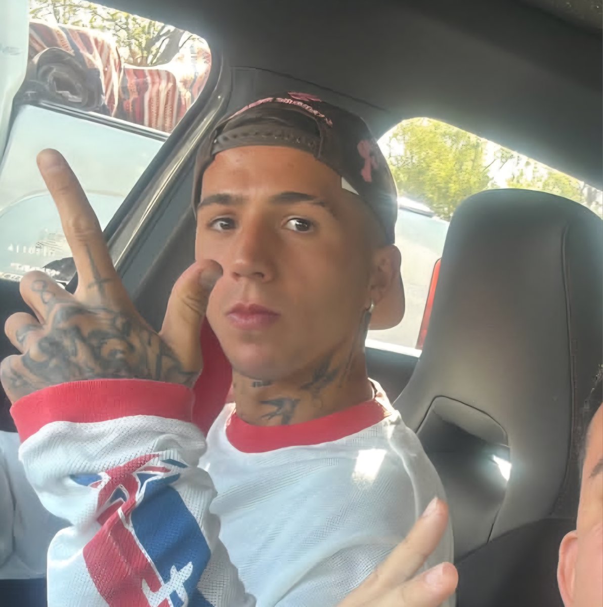 rossdylan23's tweet photo. enzo tirando pistolita teniendo esta cara ksjdjs🥺miamor https://t.co/pa3khxLK8V