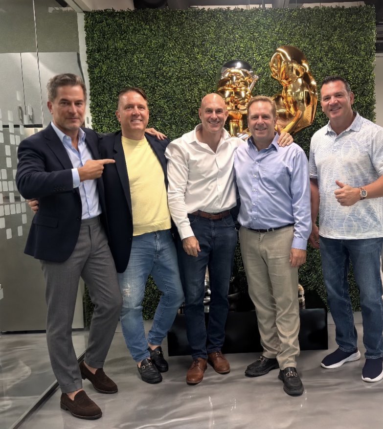 gt_financial's tweet photo. Great meeting with our new clients! Meet the Eh-Beetz teamโthe makers of the best New Haven-style pizza outside of Connecticut! ๐๐ฅ
#BestPizza #NewHaven #Scale #Growth https://t.co/TAC3WEPT1l