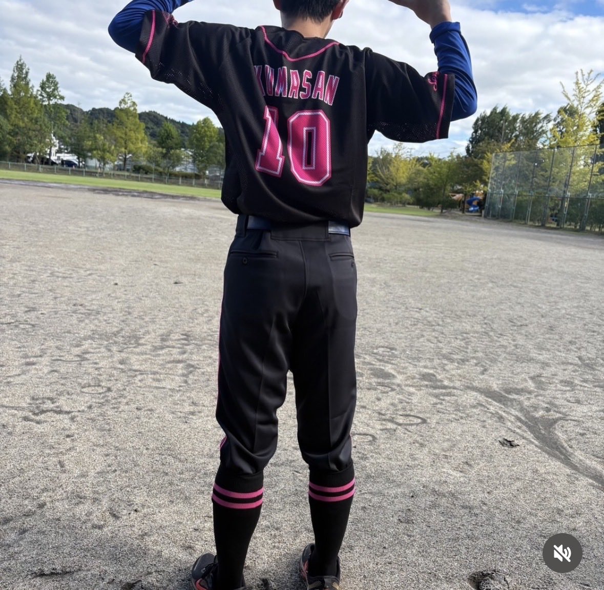 OLDIES__2026's tweet photo. 2026 【9/22対外試合8試合目結果】
OLDIES 4-6 エンジョイドラゴンズ様🕶️
前日の雨もすっかりあがり快晴のなかで試合は前回大敗したエンジョイドラゴンズ様🕶️

この日は接戦までいきましたが力及ばず敗戦となりました。

先発したのは加入後初登板の勇気💯
4回4失点とまずまずのデビューを飾りました。
次回も期待してます！！

攻撃面ではショーさんが意表を突くホームスチールで得点したり今回体験で来た方の、あわやホームランというエンツーもあり4点取ることができました〜！！

体験できてくれた方の入団も決まり仲間がどんどん増えていって嬉しいです🩷

まだメンバーは募集してるので興味ある方からのDMお待ちしてます！

対戦してくださいましたエンジョイドラゴンズ様
ありがとうございました😊
#負けててもベンチは明るい
#新たにユニ2人追加
#NEW防具かっこいい
＃チームバット寄贈ありがとう
#777