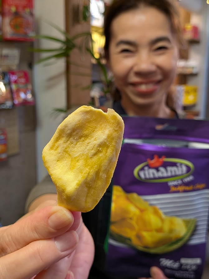 jalanjalanstaff's tweet photo. アジアンミニマートコーナーに【ジャックフルーツチップ】が入荷しました！
味は「リンゴ、パイナップル、マンゴー、バナナ」をミックスしたような濃厚な風味＆トロピカルな味わい！

砂糖・保存料・着色料は一切不使用！新感覚のヘルシースナックって感じです。ぜひ味わってみてください！ https://t.co/452r10WUUj