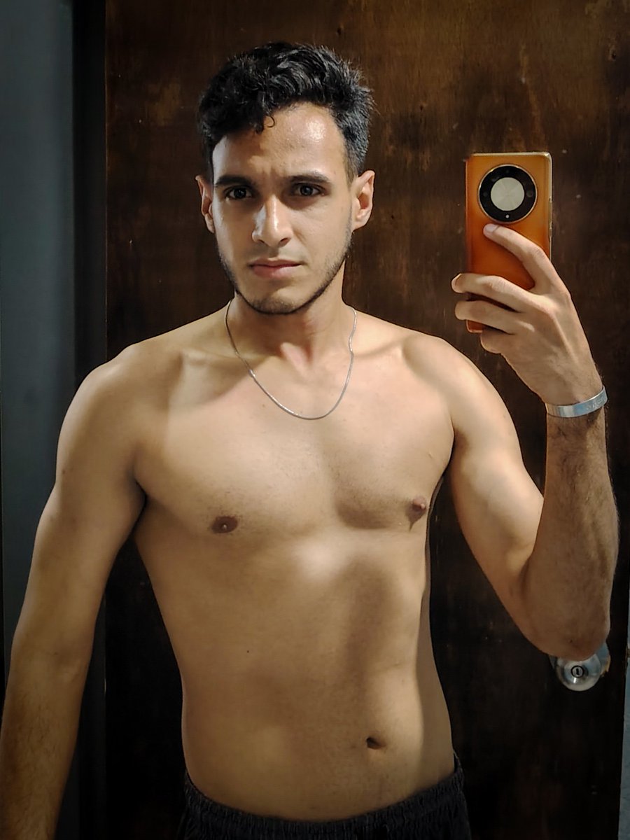 yon_aristigueta's tweet photo. Selfies in the mirror 😉
.
.
.
#selfie #mirror #workout https://t.co/OTzCrybAJa