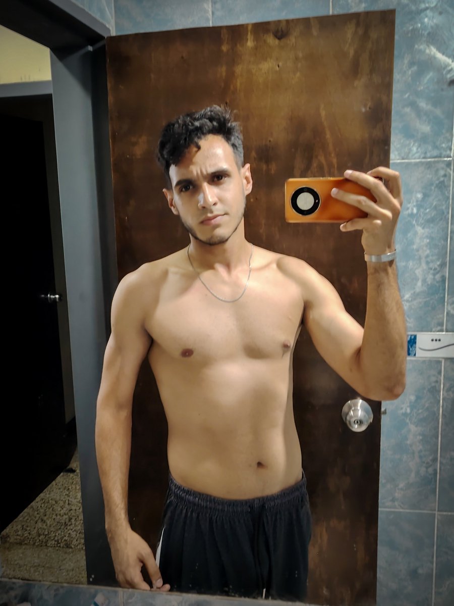 yon_aristigueta's tweet photo. Selfies in the mirror 😉
.
.
.
#selfie #mirror #workout https://t.co/OTzCrybAJa