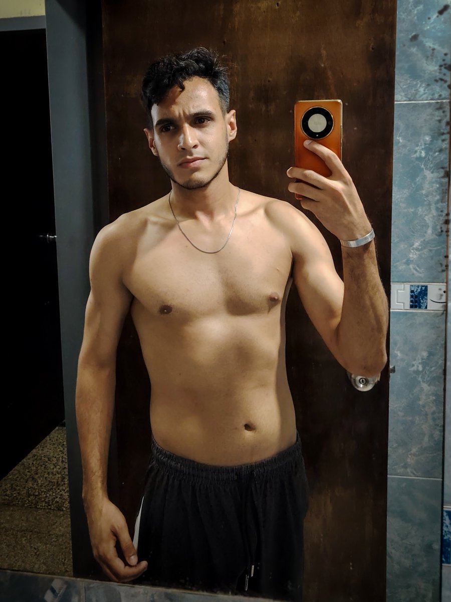 yon_aristigueta's tweet photo. Selfies in the mirror 😉
.
.
.
#selfie #mirror #workout https://t.co/OTzCrybAJa