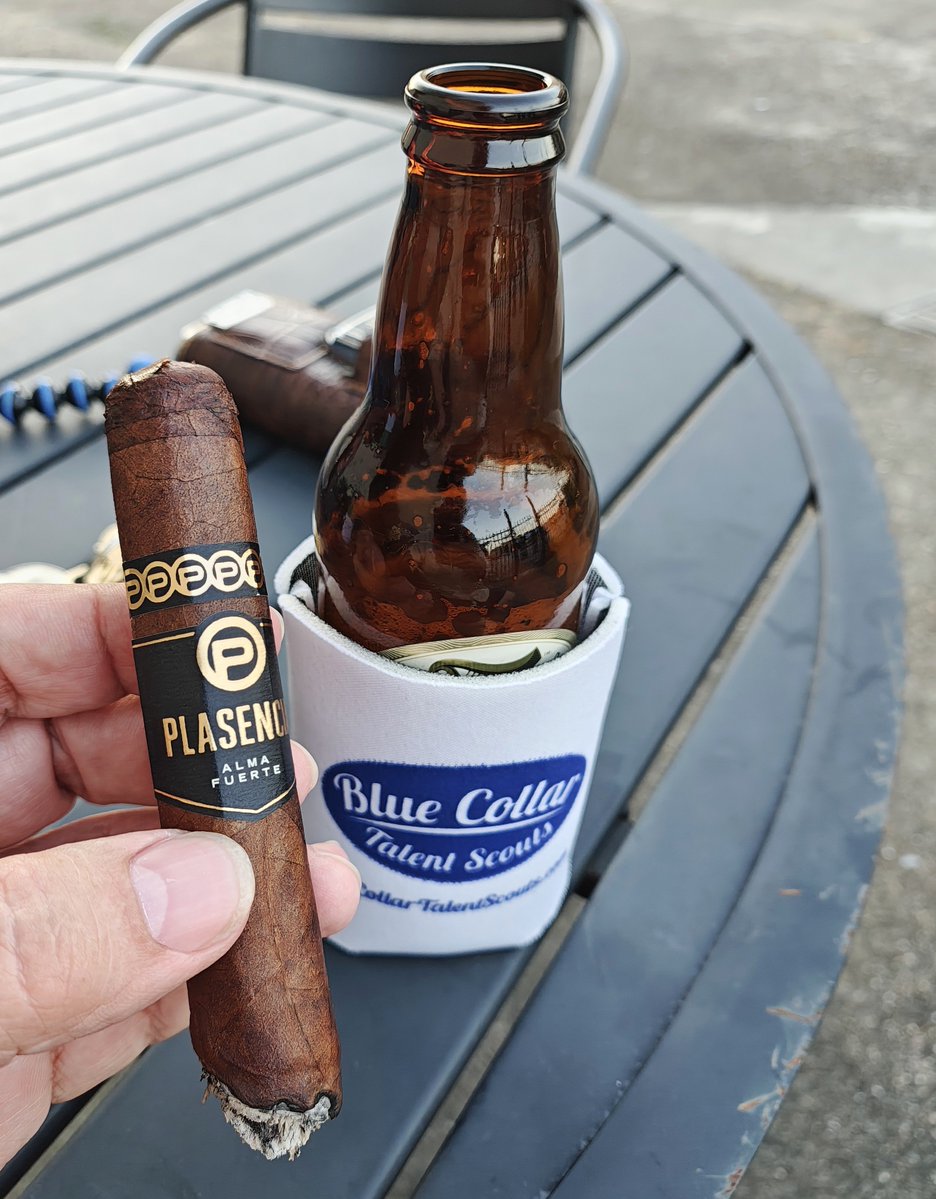 BubbaCigarGuy's tweet photo. Not too often I mix a good cigar with work! Just taped a quick spot - looking for a beer tap service tech in Austin Tx. Enjoyed a @PlasenciaCigars #AlmaFuerte with a #Guiness
These sticks never fail!
And if you know a #beertaptech in #AustinTX send 'em my way. If our client hires them, I'll get you a boxof these!
#AustinTXJobs #CommercialKitchenTech
#PSSITA #CigarDiary