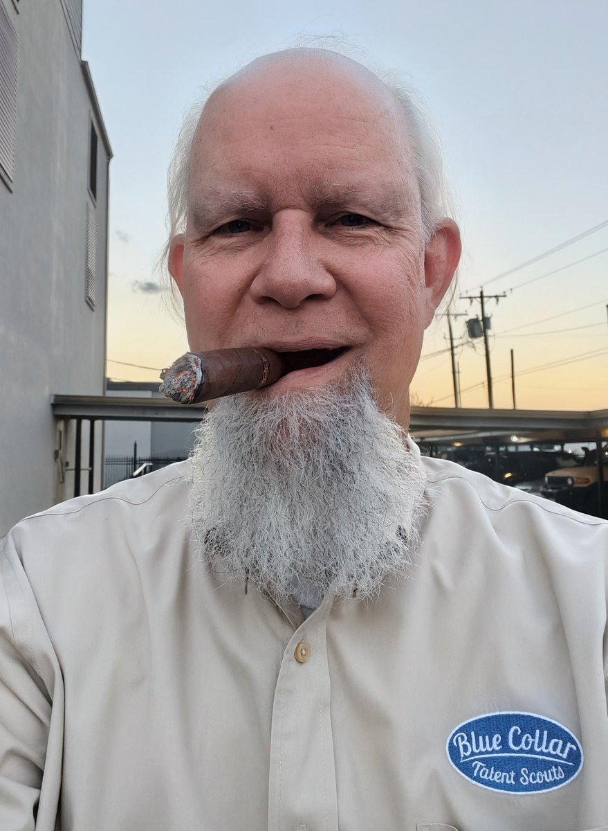 BubbaCigarGuy's tweet photo. Not too often I mix a good cigar with work! Just taped a quick spot - looking for a beer tap service tech in Austin Tx. Enjoyed a @PlasenciaCigars #AlmaFuerte with a #Guiness
These sticks never fail!
And if you know a #beertaptech in #AustinTX send 'em my way. If our client hires them, I'll get you a boxof these!
#AustinTXJobs #CommercialKitchenTech
#PSSITA #CigarDiary