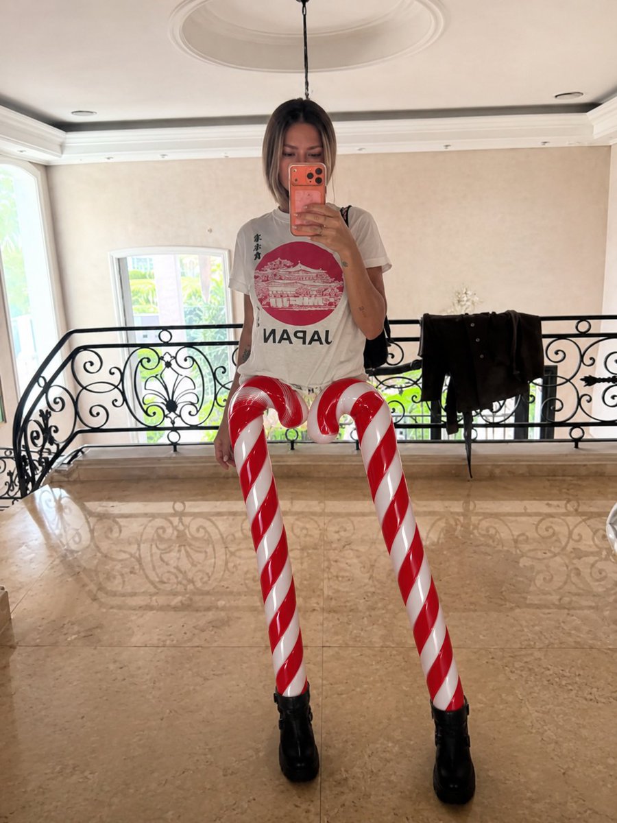 Jesfuckyou's tweet photo. Ya te vimos Moncha destructora de hogares y sos un espanto. Deja tu dieta Keto y empeza s comer porque estas raquítica, pura nariz y estas pelada. La anorexia trae muchos problemas físicos y mentales. Ya estas trastornada mas la distorsión física que tenes, necesitas internarte!! https://t.co/PNiMKnAqf0