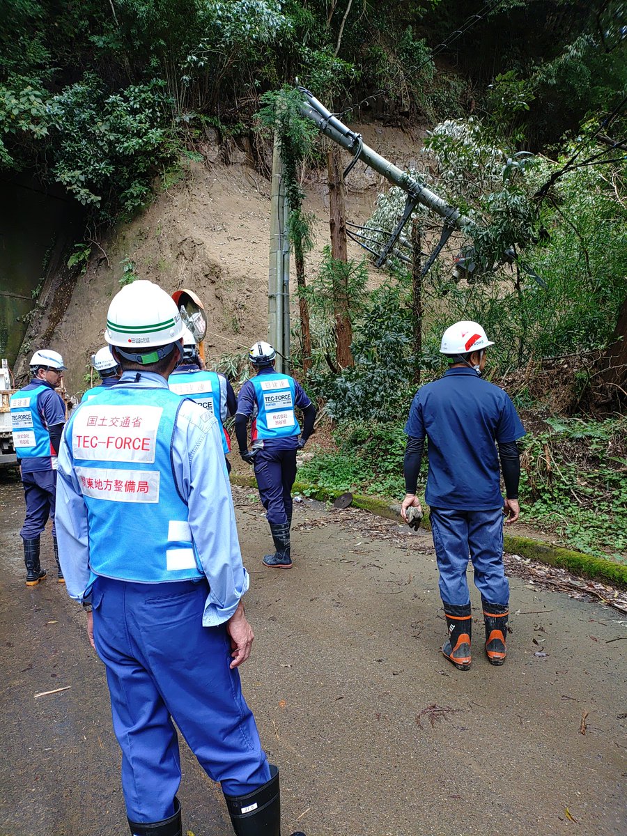 kumagai_chiba's tweet photo. 県内の停電軒数は現在3,000軒強。
県南部の丘陵・森林地帯で深刻な土砂災害が多数発生しており、県・TEC-FORCE・日建連・県建設業協会・自衛隊が連携し、鋭意、道路啓開・復旧作業を進めています。
この取組には日建連として熊谷組、鴻池組、東急建設、東洋建設、西松建設に参画頂いています。

現在、県では8月千葉豪雨の被災箇所に加え、台風25号による道路・河川などの復旧作業を県内の土木建設事業者とともに進めていますが、工事量も膨大である上、高い技術力を要する被災現場も多く存在することから、県外からの支援を要請し、広域調整してきました。

千葉県のためにご協力頂いている全ての関係機関、企業、現場で日夜ご奮闘頂いている方々に心から感謝します。

停電期間は既に1週間を超えており、停電区域の方々の苦境は如何ばかりかと推察します。
1日も早い復旧に向けて引き続き、関係機関と連携するとともに、市町村等と連携し、被災者支援に取り組んでいきます。