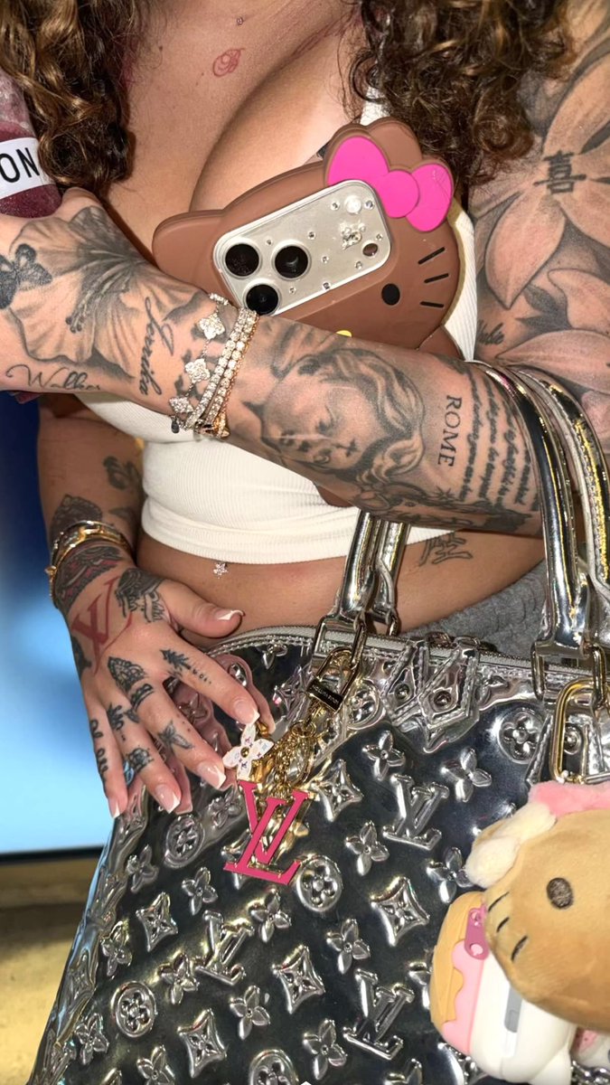 Bhabiana's tweet photo. Bhad Bhabie with her Limited Edition Louis Vuitton Silver Monogram Miroir Alma https://t.co/Z93RL2Nfrh