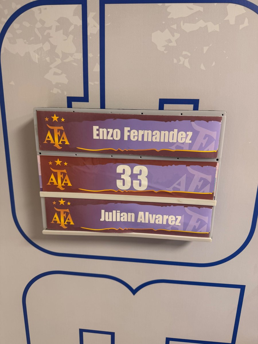 Val_ColLec's tweet photo. Enzo subiendo una foto del cartel de su habitación con Julián, PODÉS SER PUTO, PERO NO SEAS TROLO MAN https://t.co/yKCZFfQO84
