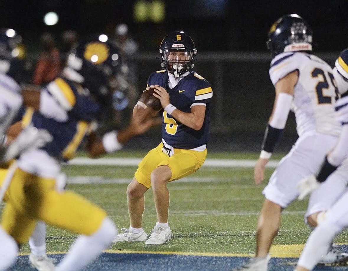 ethan_mello3's tweet photo. A little late but here are my highlights and stats from Weeks 1-3‼️👇
Stats:
⭐️4 Total TDs (1 rushing, 3 passing)
⭐️191 rushing  yards
⭐️282 passing yards
⭐️13.6 yards per carry
⭐️28.2 yards per attempt
⭐️Only played in 8/12 JV Quarters

@pratleyac @pratleytc @AllenTrieu https://t.co/pKiYEoHRmJ