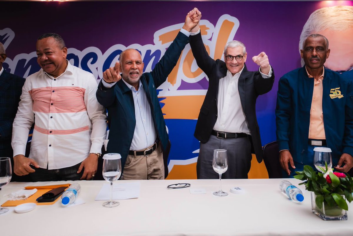 MConGonzalo's tweet photo. Al agradecer el respaldo de la Corriente Magisterial Eugenio María de Hostos y de Eduardo Hidalgo, Gonzalo Castillo afirmó que la educación debe constituir uno de los principales ejes del desarrollo de la República Dominicana.

#ElMagisterioConGonzalo https://t.co/ogj4GDY5fd
