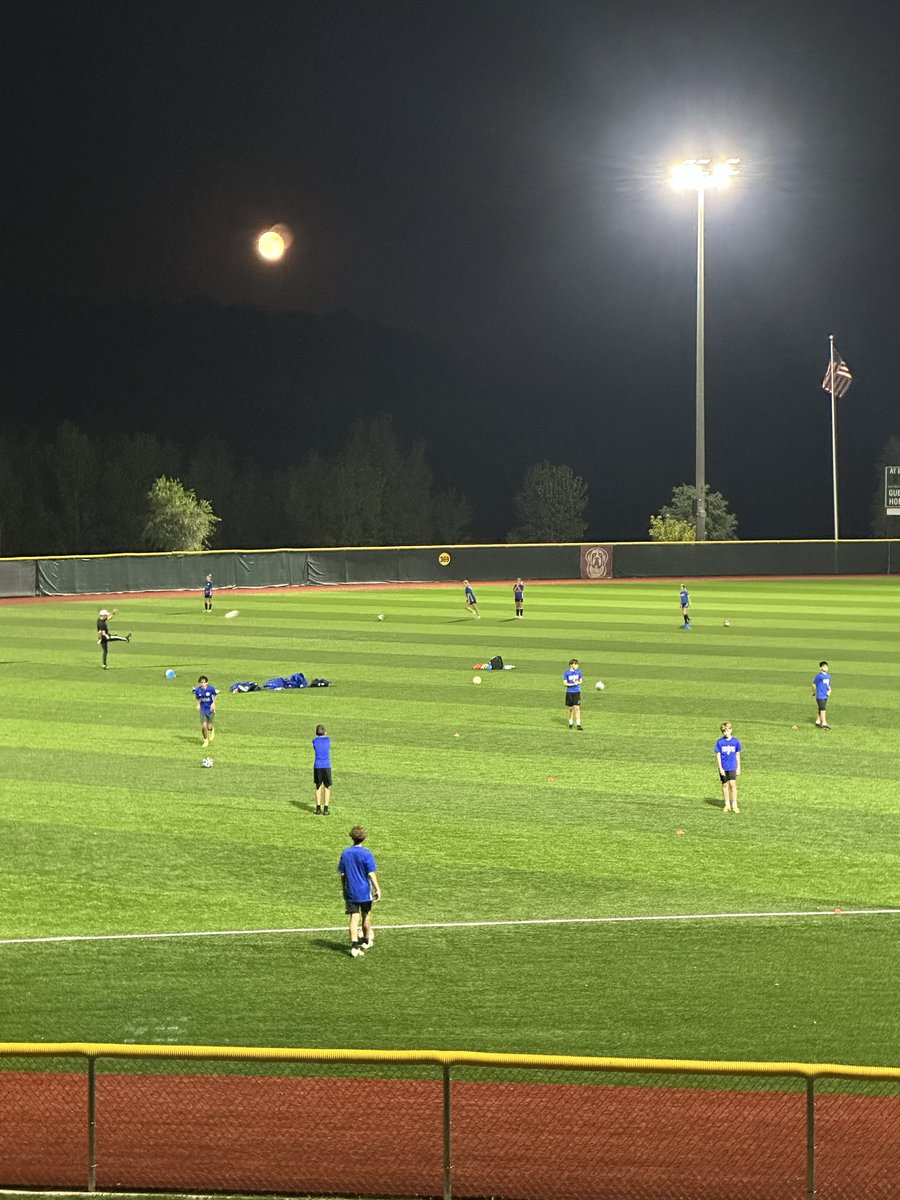 MeijerSprtCompl's tweet photo. Beautiful Monday night here at the Complex. We had @AQSoftball with practice and @FCUnitedMidwestSCOR their weekly practice under the gorgeous moon and lights. Presented by @westmisports https://t.co/WUnle1dmUt