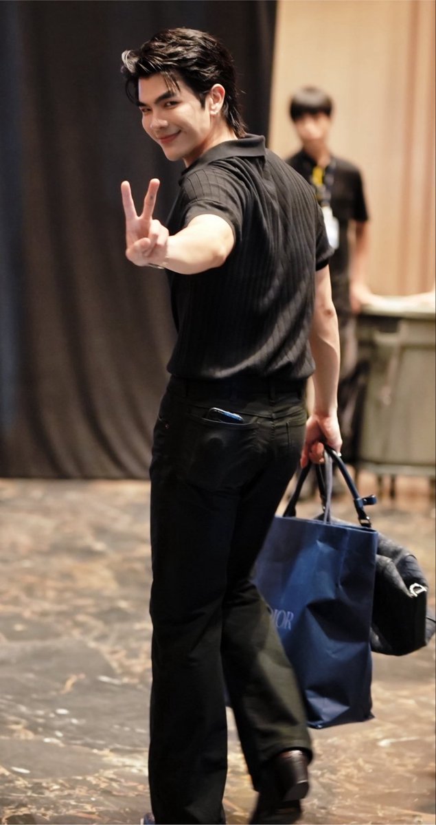 WhiteRose1029's tweet photo. สารภาพเลยว่าหลงความหล่อเฮีย นอกเหนือสิ่งใดๆ หล่อขี้แกล้ง หล่อเสียงนุ่ม หล่อใจดี หล่อขี้แกล้ง หล่อตลก หล่อสงสัยเก่ง   หล่อเก่งมากกกก …. หลงค้าววววว ><  #milephakphum https://t.co/cUQYie7JZV