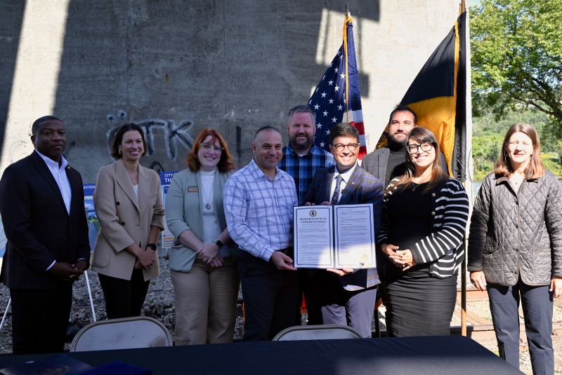 CSX's tweet photo. New connections are taking shape along Pittsburgh’s riverfront. CSX is working with the @Pittsburgh and @FriendsRvrFront to advance trail access while protecting safe rail operations. Together, we're helping build stronger, more connected communities. Learn more: https://t.co/vpdO4JqJ0v