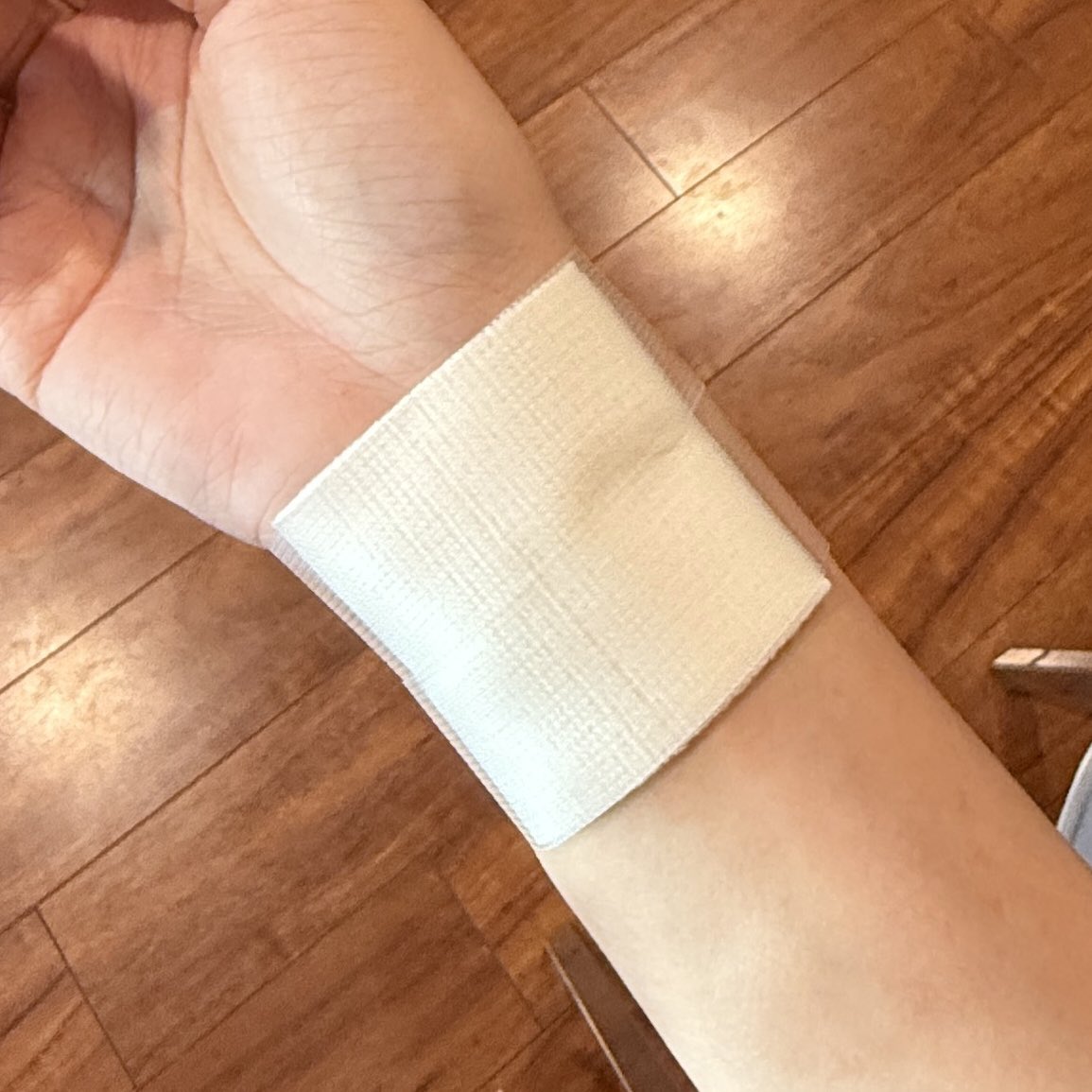 ok_0KN's tweet photo. 주방일하다가 유혈사태 일어남 ㅜㅜ (무 채칼로 썰다가 손목을 썰어버림) https://t.co/X08JW9evac