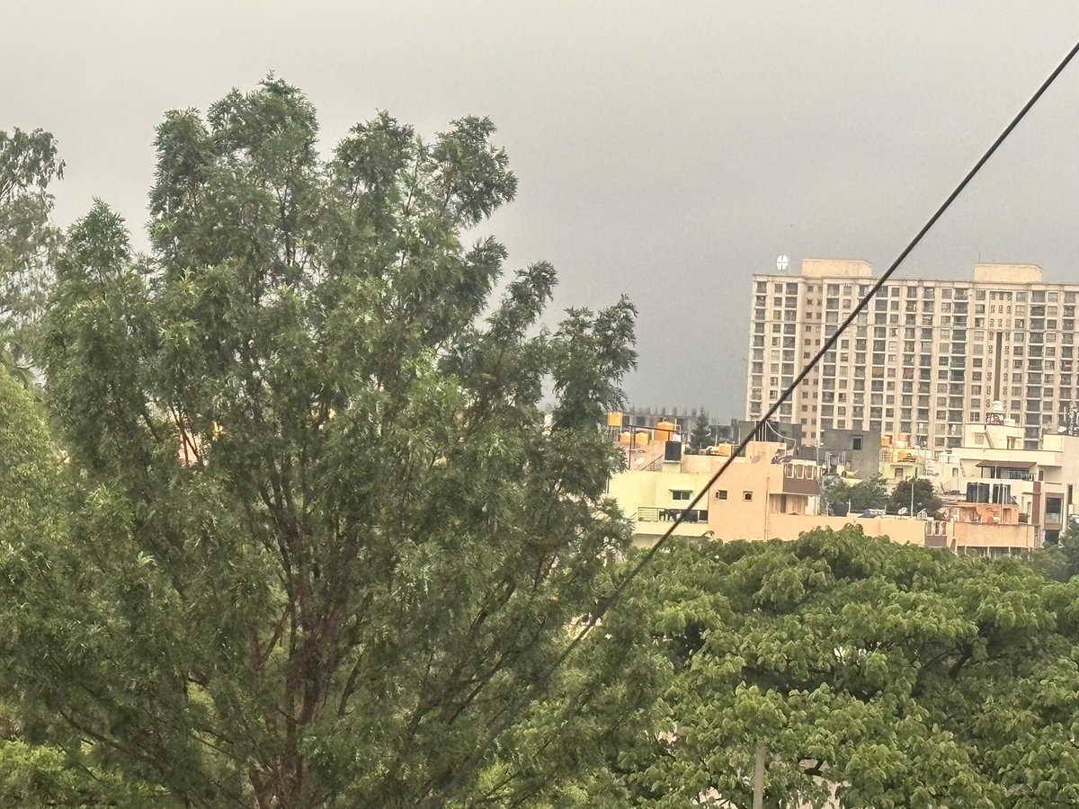 bengalurupost1's tweet photo. Good morning #Bengaluru 🌧️

Looks like the whole month’s rain decided to pour in one night — and it’s still drizzling this morning. 😅

If you’re stepping out, check the traffic advisories and weather alerts before you leave and plan your day accordingly.

Stay safe! ☔ https://t.co/UVDzDrosv7