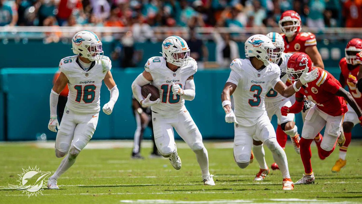 dolphinmanjared's tweet photo. Such a cool picture the Dolphins got.
Taaffe and Chris Johnson looking for blocks for Jrod after his pick all 3 defensive rookies being a team there, gotta love this a lot 🐬🆙 https://t.co/Llwrhd4zz6