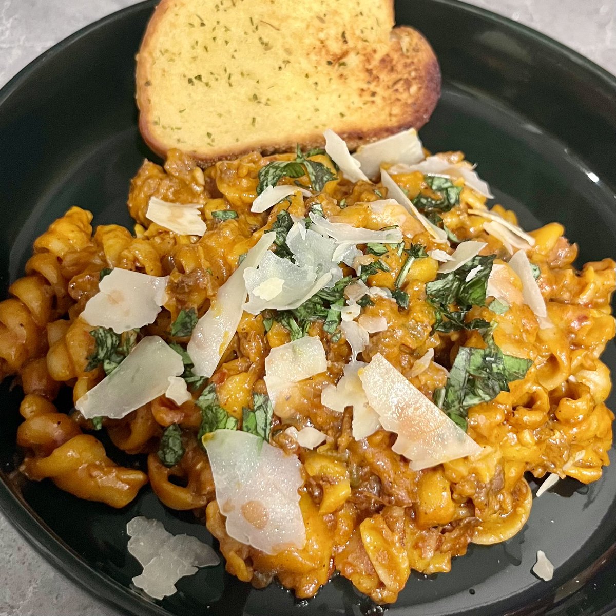 oshensyde's tweet photo. Had fusilli alla vodka for the first time last week and figured I could make it from scratch https://t.co/w2eAq5AjPH