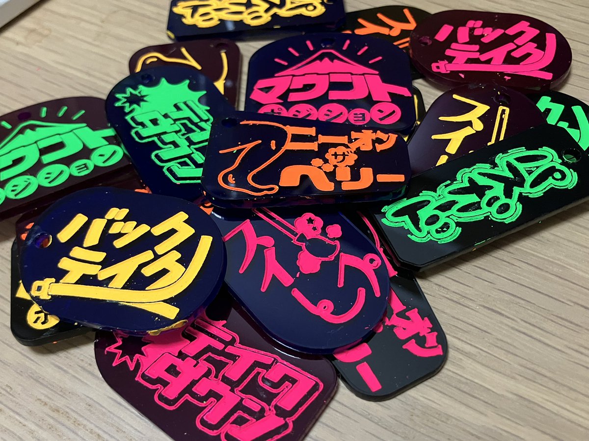 _kat_ayu_'s tweet photo. 格闘技にハマる前、本当にただただものづくりに没頭していて、無駄なものを生み出し続けている時期がありました。バックボーンは企画とプロダクトデザイン

先週から柔術アクキー試作はじめました。これはまだバリを取る前、バックテイクとマウントポジションかわいい　ぜんぶいい https://t.co/e6QEq6qERi