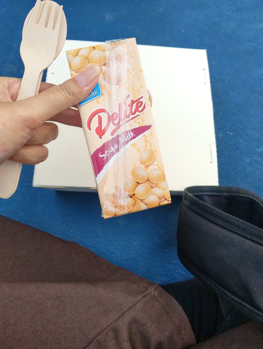 glassesdohoon's tweet photo. breakfast provided by my college #freemeal
its been a while since aku last makan atas court https://t.co/HmLVXcQgeD
