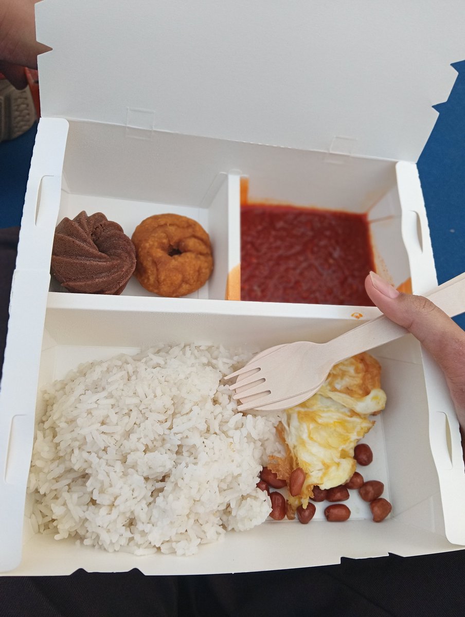 glassesdohoon's tweet photo. breakfast provided by my college #freemeal
its been a while since aku last makan atas court https://t.co/HmLVXcQgeD