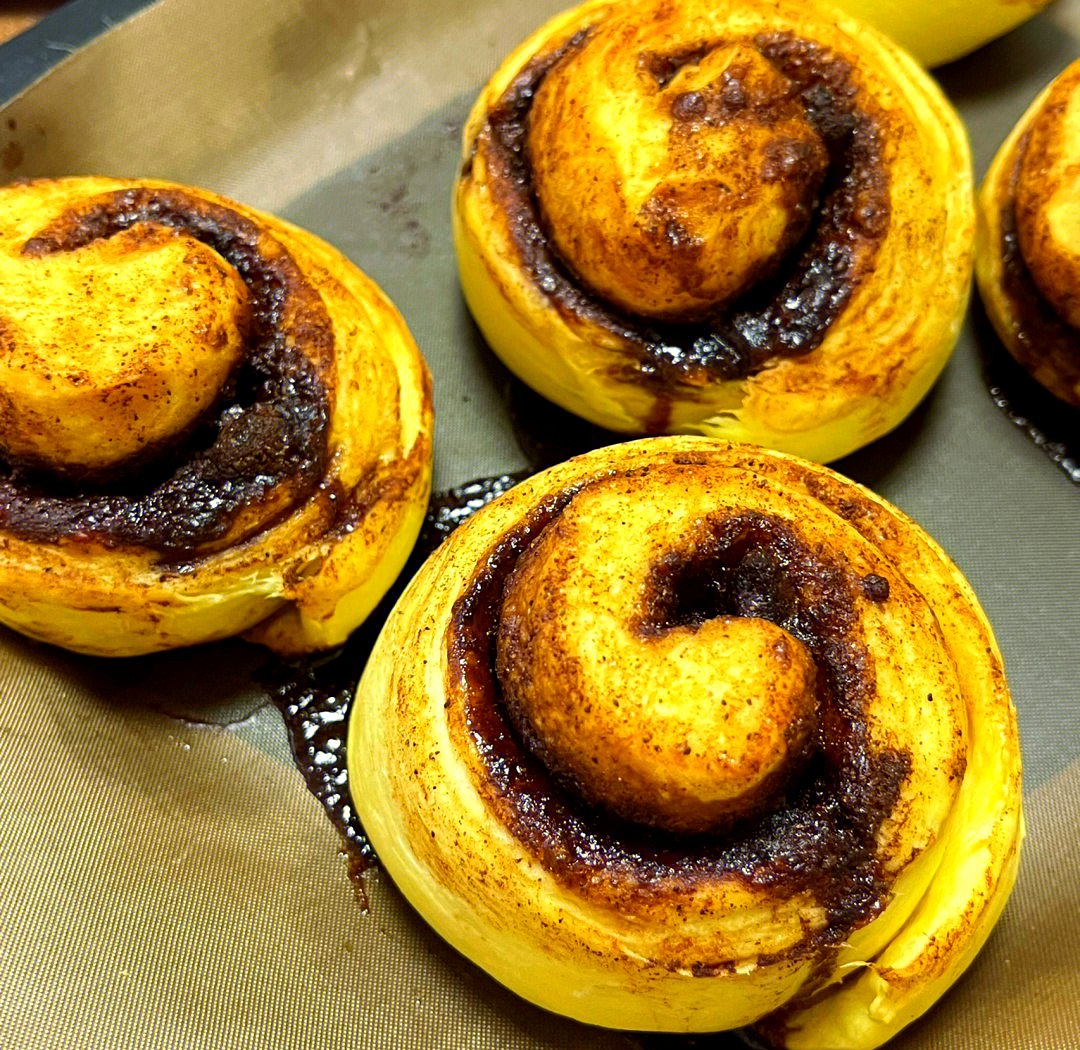 ConsueloTorloo's tweet photo. Just pulled these golden cinnamon rolls outta the oven—warm, gooey, and smelling like cozy perfection! Baking on a lazy Sunday hits different ， https://t.co/clK9ZqWFCv