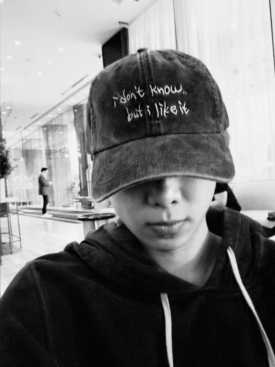 uRMyseason's tweet photo. i don’t know,, but i like it

준이 전시굿즈인가봐.. 너무 이쁘잖아 🥺🩵🤎
260928 #rkive https://t.co/bJXyjNPXuh