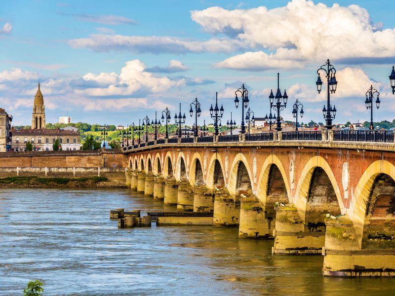 CFluviales's tweet photo. Crucero fluvial Aquitania y Burdeos (5 días). 🚢🍷 Recorre Cussac-Fort-Médoc, la ciudadela de Blaye, Liborna y Saint-Émilion con su iglesia monolítica, concluyendo con noche de gala en Burdeos.
https://t.co/XUpZsqqFKm
#CrucerosFluviales #Burdeos #Aquitania #SaintEmilion #Medoc https://t.co/YrYmCMFDSM
