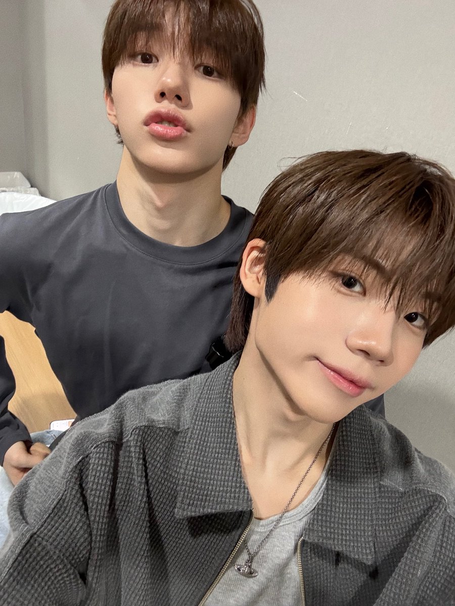 CYE_MEMBERS7's tweet photo. 경배야 생일 진짜 축하해!!! 🎂🥳❤️

같이 지내다 보면 가끔 진짜 웃긴 순간도 많고ㅋㅋ 별거 아닌 걸로 같이 웃을 때도 많은 것 같아 😂
그런 평범한 순간들이 앞으로도 오래오래 계속됐으면 좋겠다 🥹🤍

우리 같이 만들어갈 시간도 많고, 하고 싶은 것도 많으니까 앞으로도 재밌는 추억 많이 만들자!! 🫶🏻✨
올해는 경배한테 좋은 일들이 더 많이 생겼으면 좋겠어 🍀

오늘은 맛있는 것도 많이 먹고 행복한 하루 보내!! 🎂❤️
생일 진짜 축하해 경배야!!! 🥳

#켄신 #KENSHIN 
#CLOSEYOUREYES #클로즈유어아이즈
#CYE #클유아