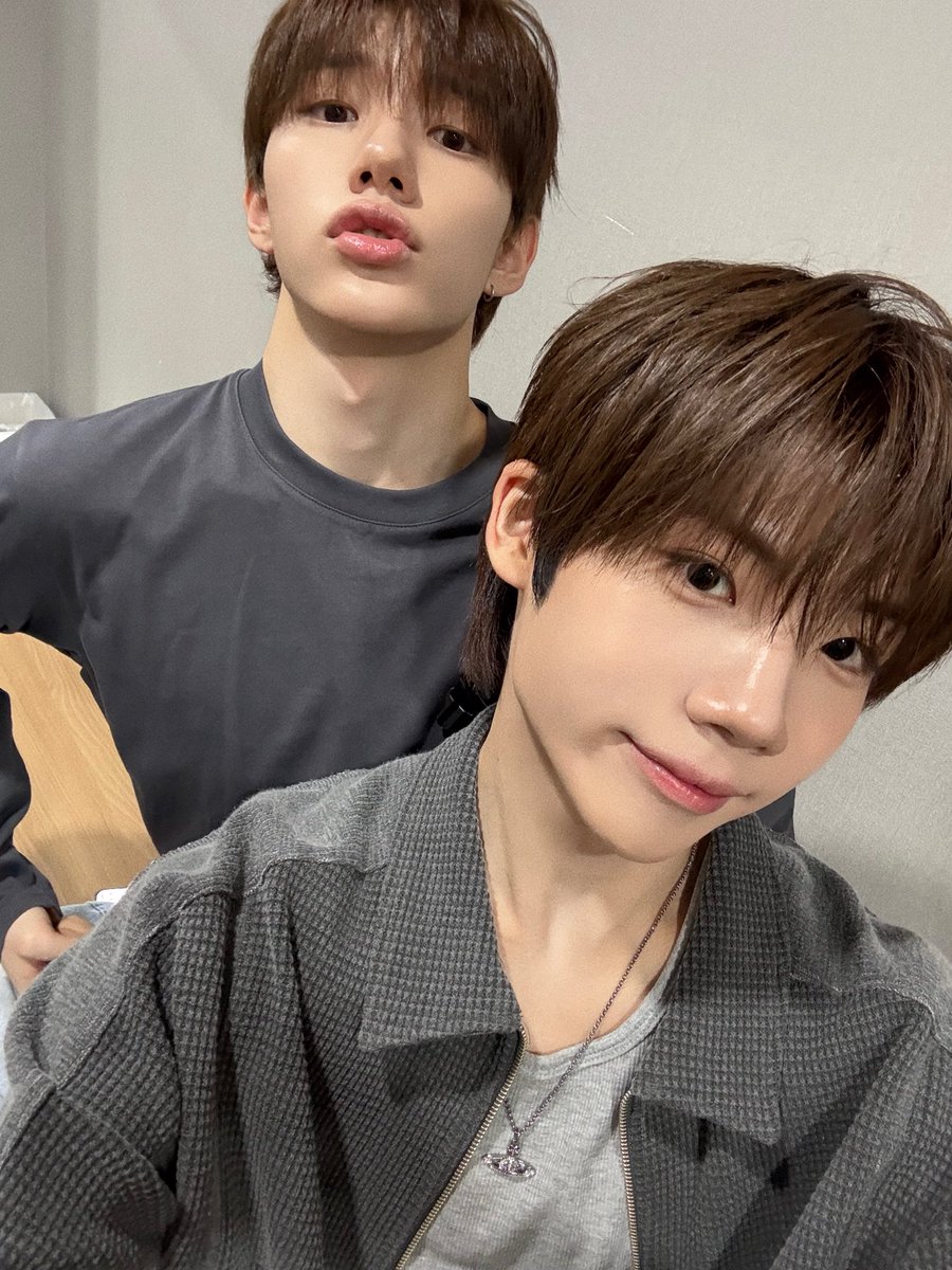 CYE_MEMBERS7's tweet photo. 경배야 생일 진짜 축하해!!! 🎂🥳❤️

같이 지내다 보면 가끔 진짜 웃긴 순간도 많고ㅋㅋ 별거 아닌 걸로 같이 웃을 때도 많은 것 같아 😂
그런 평범한 순간들이 앞으로도 오래오래 계속됐으면 좋겠다 🥹🤍

우리 같이 만들어갈 시간도 많고, 하고 싶은 것도 많으니까 앞으로도 재밌는 추억 많이 만들자!! 🫶🏻✨
올해는 경배한테 좋은 일들이 더 많이 생겼으면 좋겠어 🍀

오늘은 맛있는 것도 많이 먹고 행복한 하루 보내!! 🎂❤️
생일 진짜 축하해 경배야!!! 🥳

#켄신 #KENSHIN 
#CLOSEYOUREYES #클로즈유어아이즈
#CYE #클유아