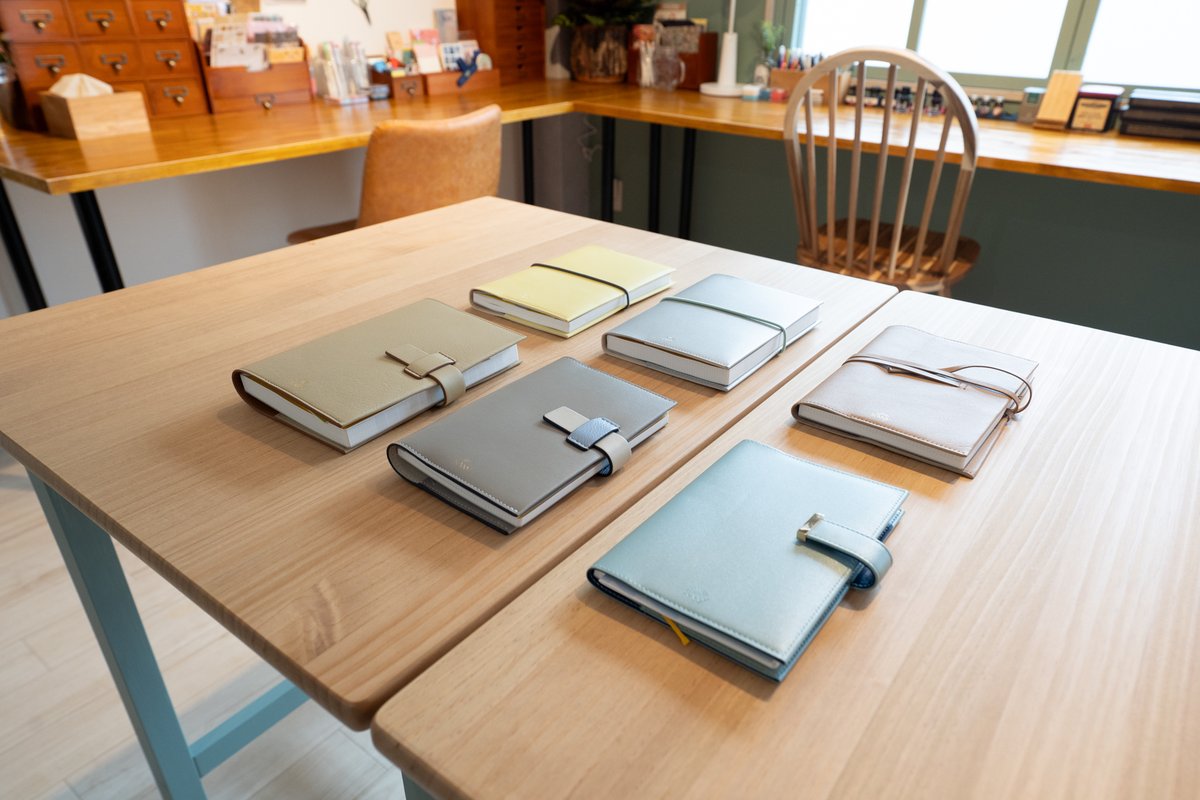 techo_atelier's tweet photo. いろは出版さまより、SUNNY SCHEDULE BOOK 2027の
サンプルをご提供いただきました。

神楽坂店に展示しています。
WEB限定のレザーカバーも、実際に手に取って
質感を確かめたり、試し書きをしたりしていただけます🌿

気になっていた方は、
ぜひ手帳アトリエでゆっくり試してみてください✨

@IROHAshoponline  

#手帳アトリエ  #手帳時間 #神楽坂