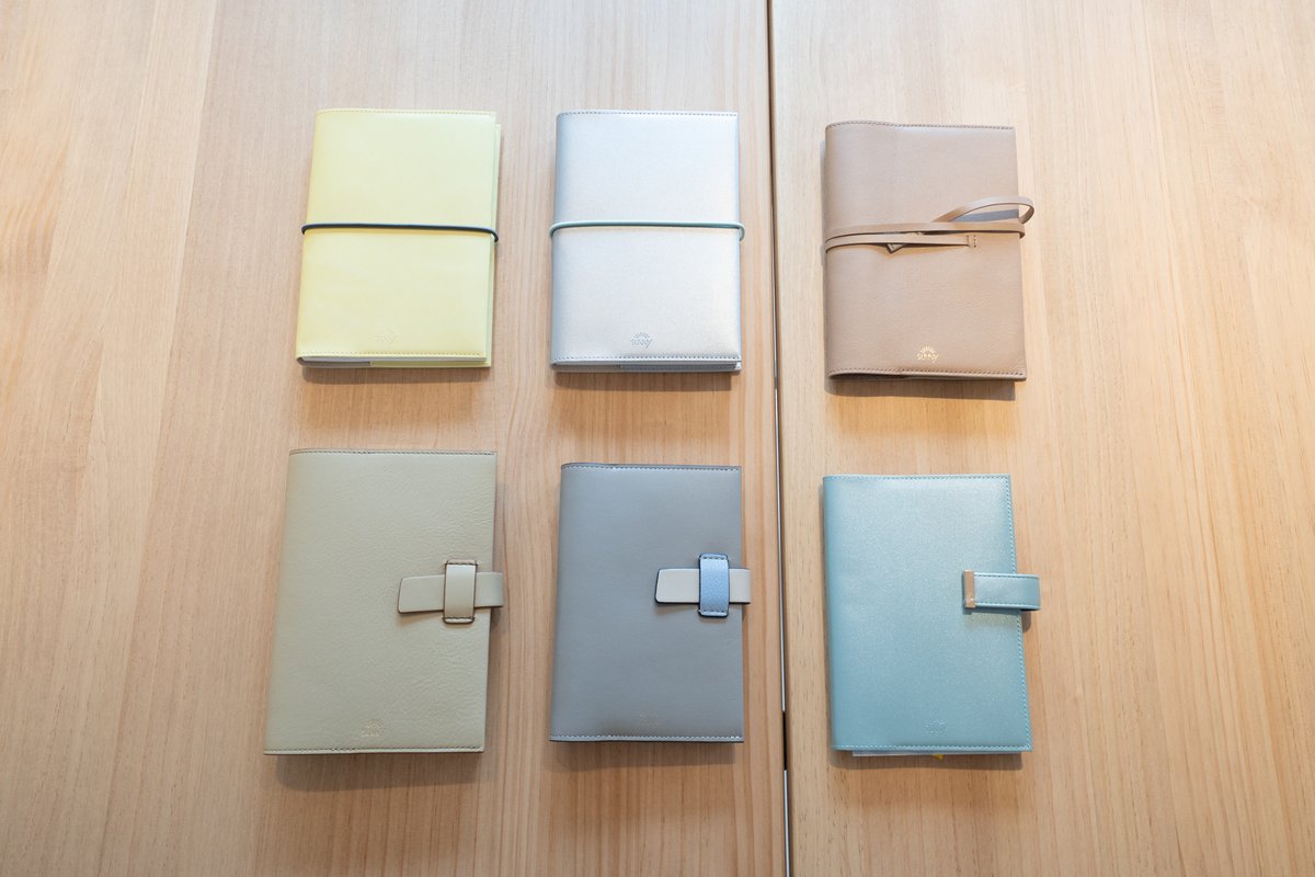 techo_atelier's tweet photo. いろは出版さまより、SUNNY SCHEDULE BOOK 2027の
サンプルをご提供いただきました。

神楽坂店に展示しています。
WEB限定のレザーカバーも、実際に手に取って
質感を確かめたり、試し書きをしたりしていただけます🌿

気になっていた方は、
ぜひ手帳アトリエでゆっくり試してみてください✨

@IROHAshoponline  

#手帳アトリエ  #手帳時間 #神楽坂