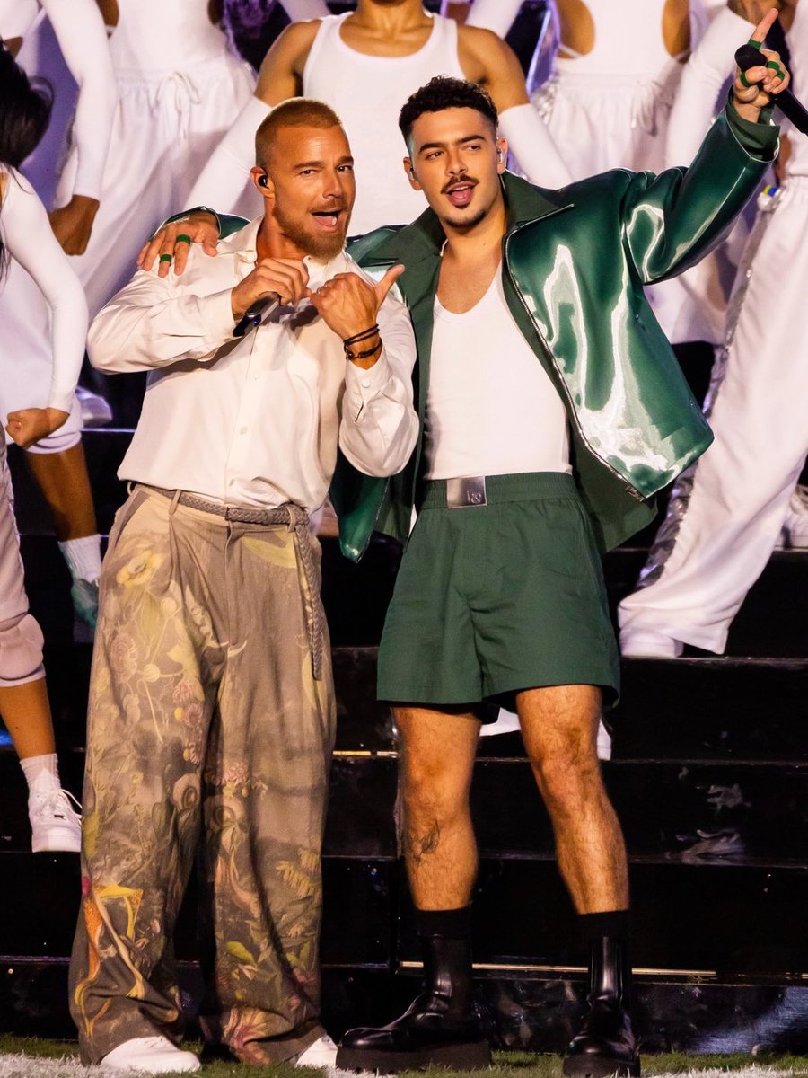 RMwebteam's tweet photo. ¡Lo vivimos y todavía no lo creemos! 🥹

Río de Janeiro, la @NFL y nuestro @ricky_martin haciendo historia junto a @DjPedroSampaio en el Halftime Show 🇧🇷🏈 .. un momento de ORGULLO, diversidad y pura música que quedará para SIEMPREEEEE! 🏳️‍🌈✨ 

📰: @thelatintimes https://t.co/sq8QxbGVXS