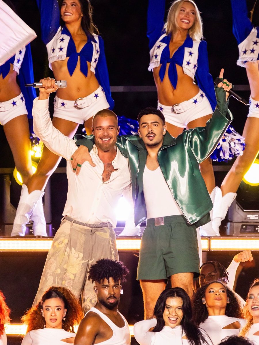 RMwebteam's tweet photo. ¡Lo vivimos y todavía no lo creemos! 🥹

Río de Janeiro, la @NFL y nuestro @ricky_martin haciendo historia junto a @DjPedroSampaio en el Halftime Show 🇧🇷🏈 .. un momento de ORGULLO, diversidad y pura música que quedará para SIEMPREEEEE! 🏳️‍🌈✨ 

📰: @thelatintimes https://t.co/sq8QxbGVXS