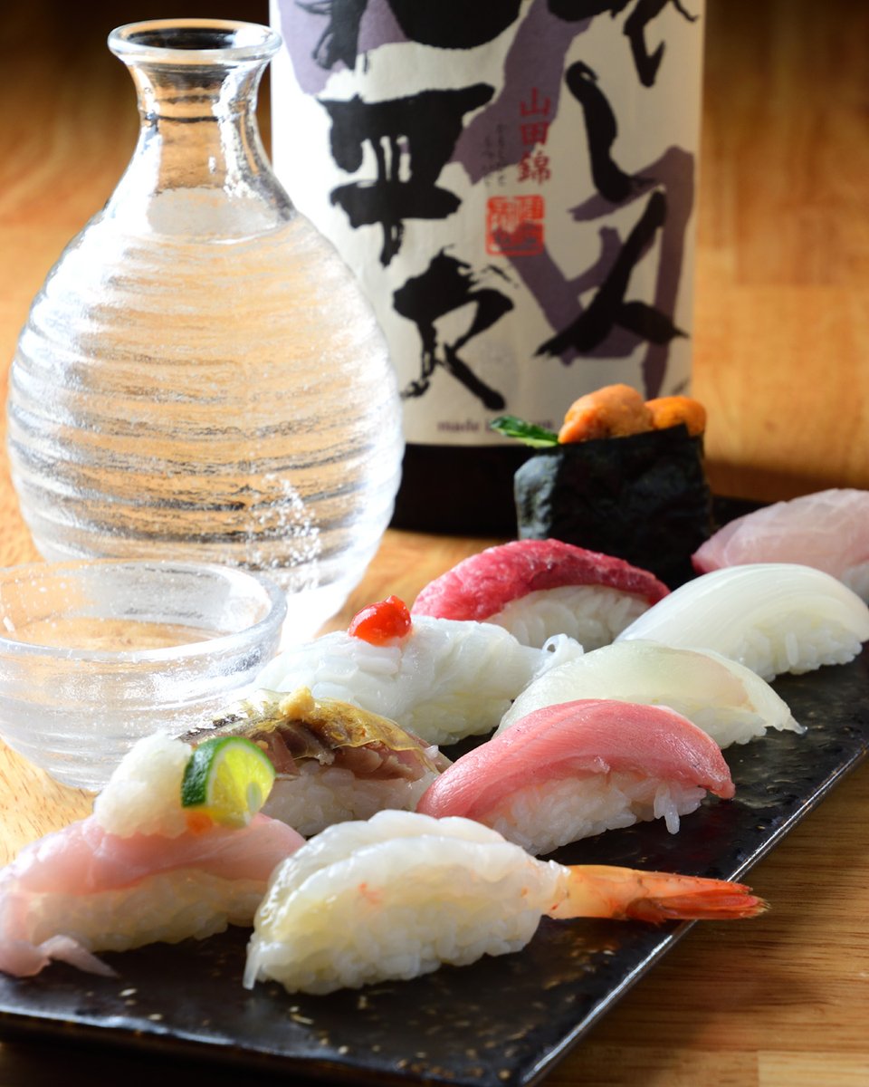 kit_cyan's tweet photo. 「鮨人 Sushijin」
泉大津市東雲町1-19
https://t.co/EWSpnxXJXw
ㅤ
「高くて旨いは当たり前。旨い寿司を気軽に食べてもらいたい」という思いから、寿司(一皿)は300円で提供。マグロの部位にもこだわっており、脳天、ほほ、あご、カマなど希少部位がずらり。コース料理もあり、8～22名で貸切OK。 https://t.co/nXtDgVOLGi