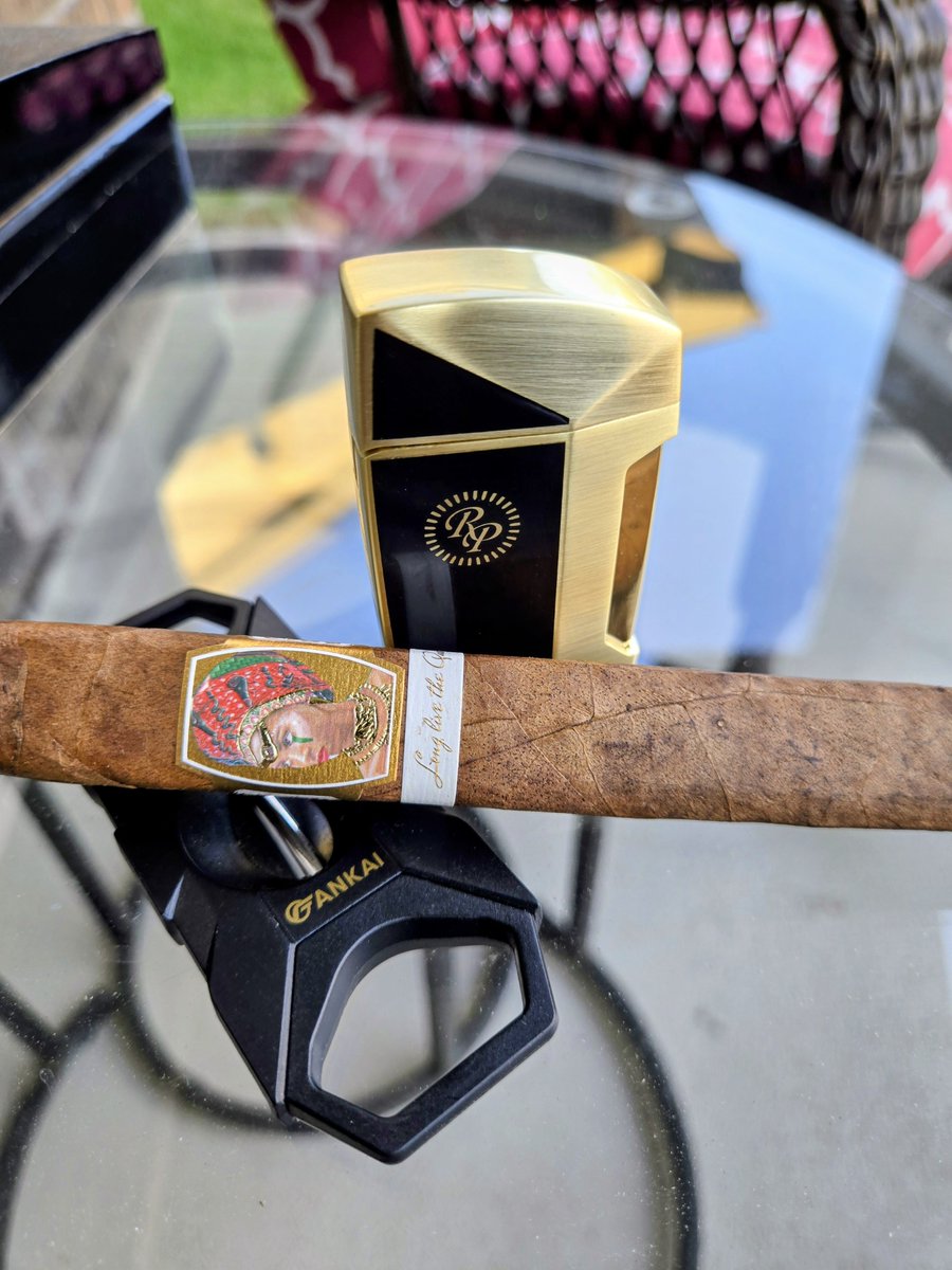 AntMan2270's tweet photo. Long Live The Queen beautiful cigar outstanding presentation #cigarlife #cigarlovers #cigarshow #cigar #cigars #cigaraficionados https://t.co/exRDwLNn45