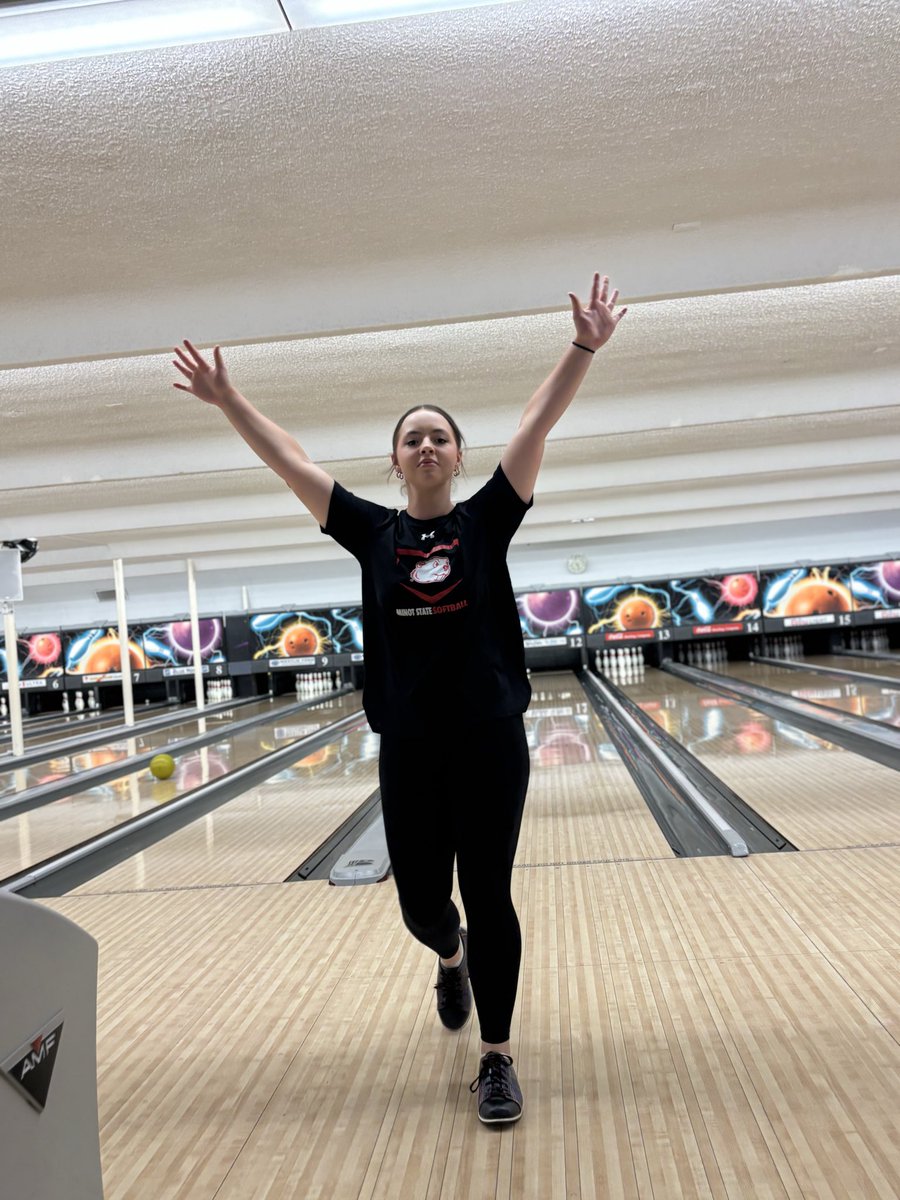 MSUBeaversSB's tweet photo. Thank you to our friends at North Hill Bowl for having us tonight! @AislinBossler goes home with the highest score of the evening, 194!
#OneTeam | #bALLin https://t.co/vKJ7NQ5yTL