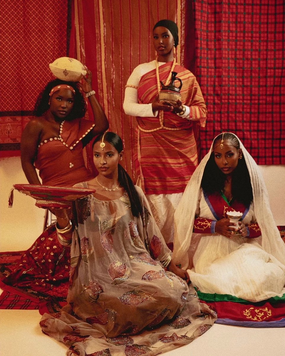 Alemnatay's tweet photo. This East African photo shoot 😻 the models are : Hasna (front left) who is Djiboutian Afar, Rodas (front right) who is Eritrean, Clara who is Kenyan, and Hamda who is Somali https://t.co/LLLoqFgZW6