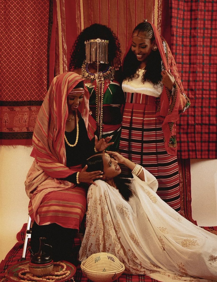 Alemnatay's tweet photo. This East African photo shoot 😻 the models are : Hasna (front left) who is Djiboutian Afar, Rodas (front right) who is Eritrean, Clara who is Kenyan, and Hamda who is Somali https://t.co/LLLoqFgZW6