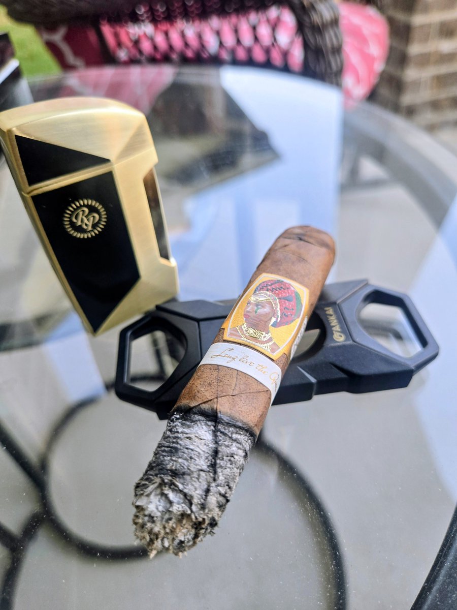AntMan2270's tweet photo. Long Live The Queen beautiful cigar outstanding presentation #cigarlife #cigarlovers #cigarshow #cigar #cigars #cigaraficionados https://t.co/exRDwLNn45