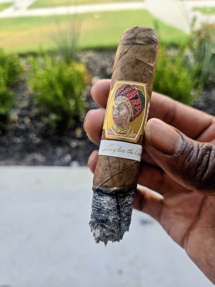 AntMan2270's tweet photo. Long Live The Queen beautiful cigar outstanding presentation #cigarlife #cigarlovers #cigarshow #cigar #cigars #cigaraficionados https://t.co/exRDwLNn45